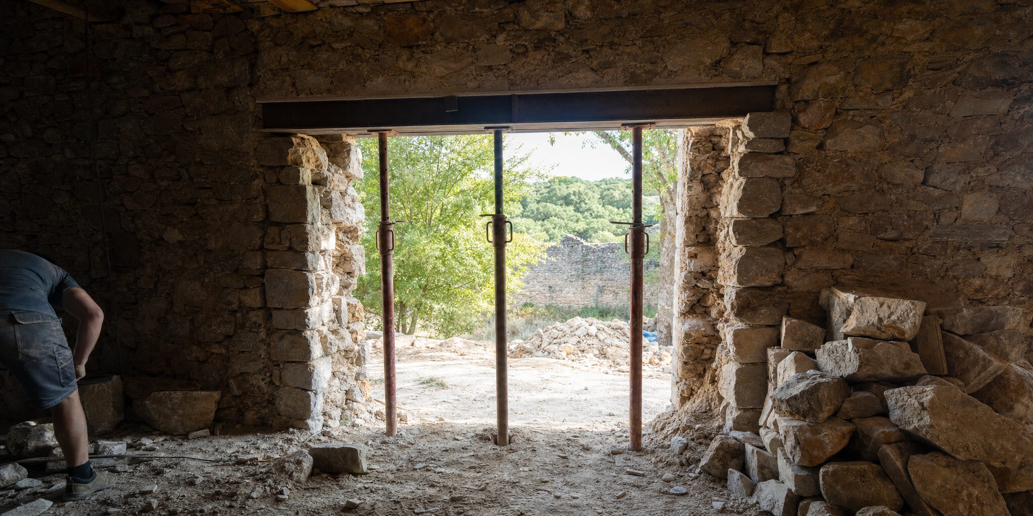 Création d'une ouverture dans un mur ancien, linteau étayé