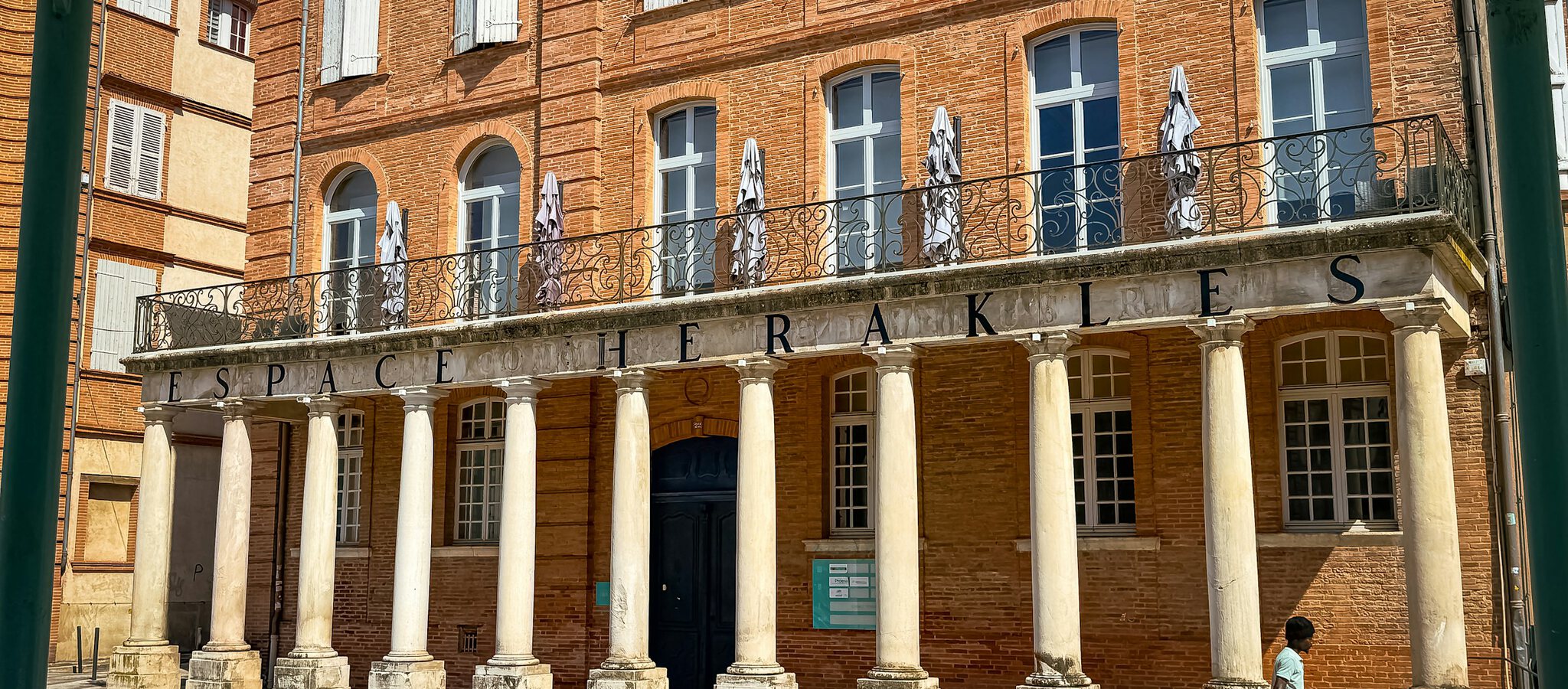 Colonnade et façade en brique foraine d'un bâtiment de Montauban