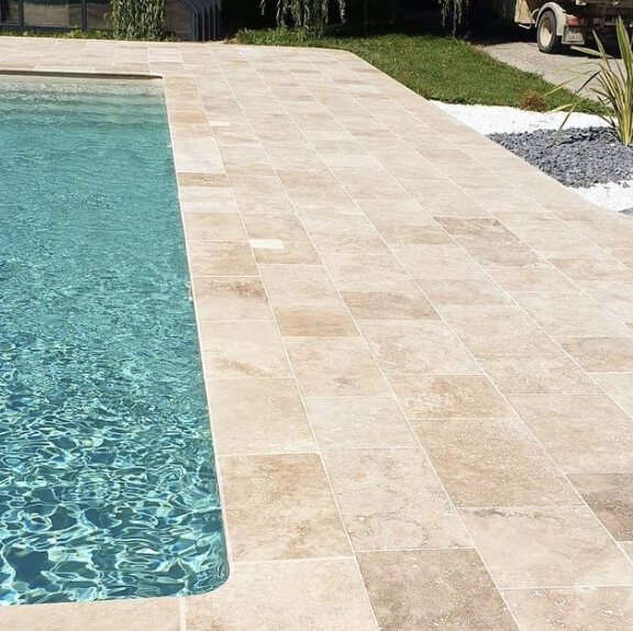Sol carrelé grand format dans une pièce rénovée