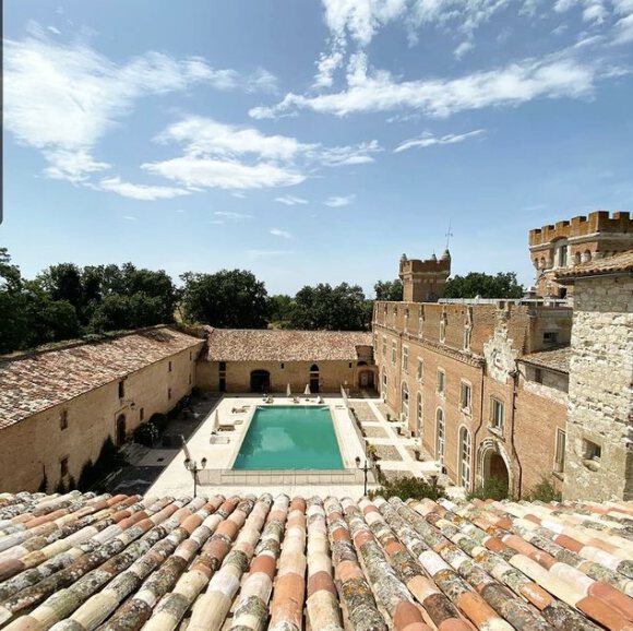 Cour d'un corps de ferme en pierre après rénovation